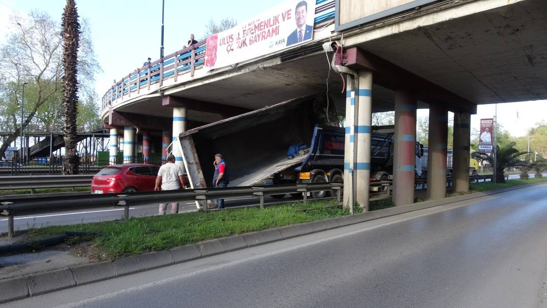 TIR’ın taşıdığı kamyon kasası köprüye sıkıştı - Resim: 7